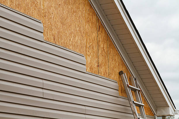 Professional Siding Installation technician working in Lexington, IL